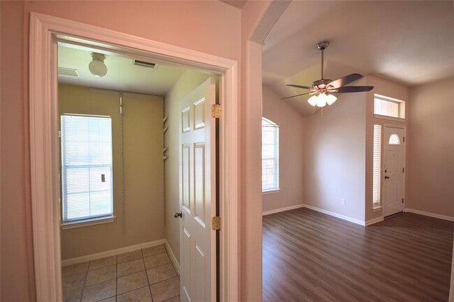 Building Photo - 102 Newport Landing Pl