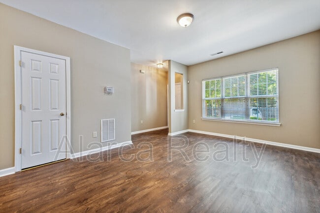 Building Photo - 1285 E Woodlawn Rd