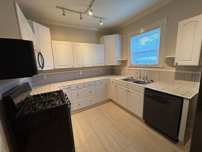 Building Photo - 3044 Wilshire Dr