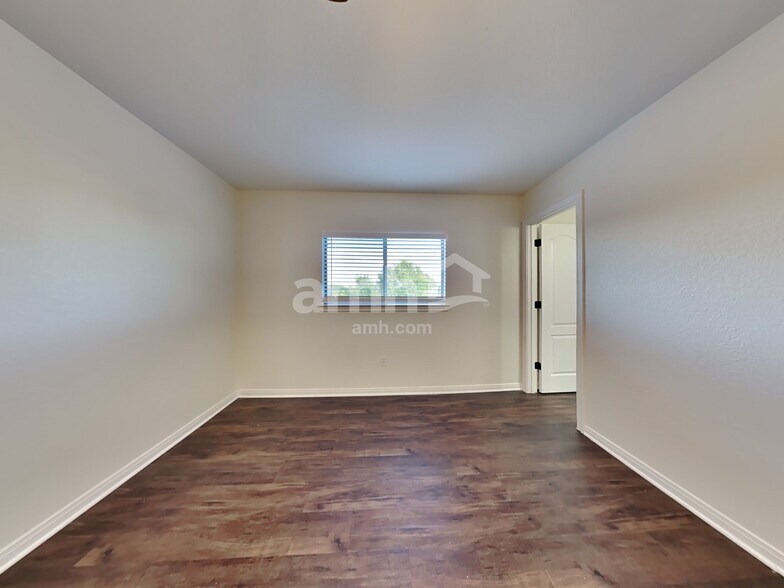 Building Photo - 1310 Laurel Lake