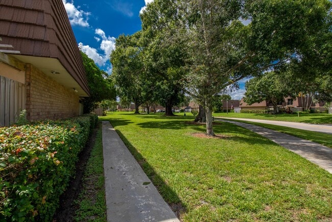 Building Photo - 1607 16th Ln
