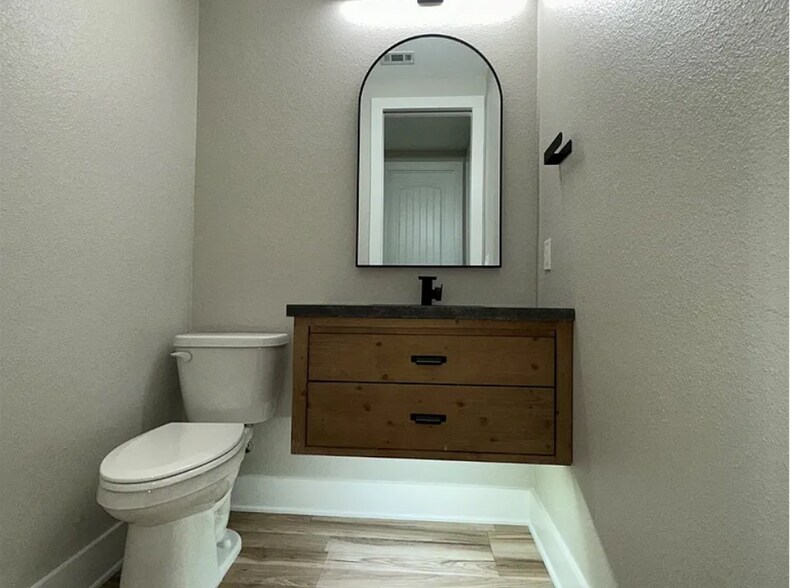 bathroom 3/3 - 118 Little John St