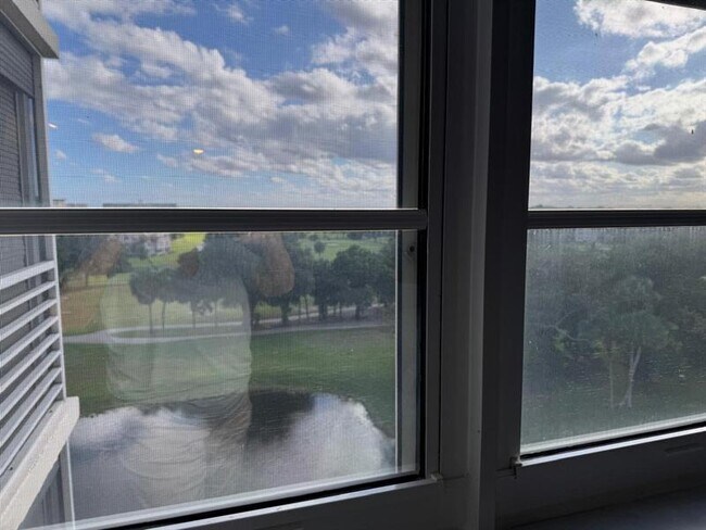 Building Photo - 3510 Oaks Way