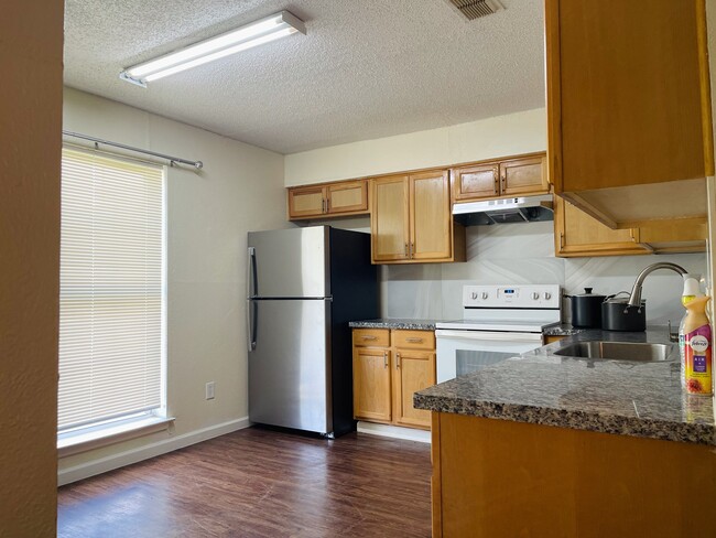 Building Photo - 3400 Pleasant Valley Ln