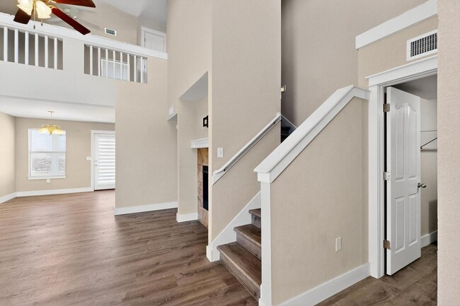 Building Photo - Two story 3 bedroom 2.5 bath in Santa Tere...