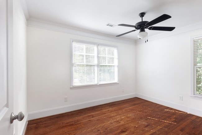 Building Photo - Updated 3/2 Bungalow w/ Large Backyard & M...