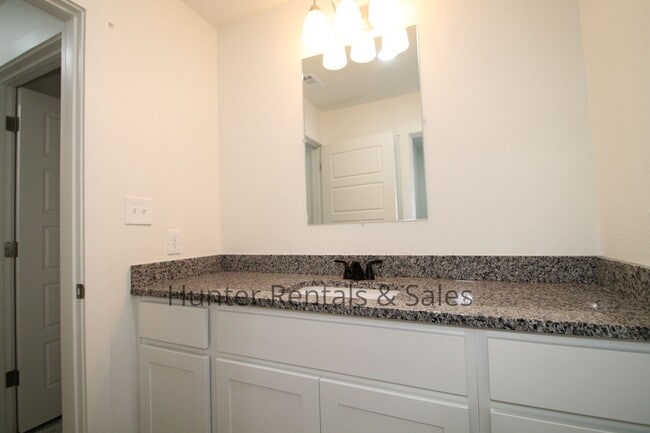 Building Photo - Upscale Three-bedroom Townhome!