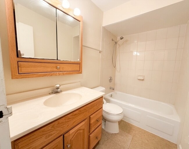 Building Photo - 915 Westmoreland Dr