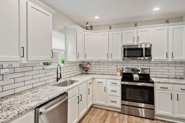Building Photo - Beautiful renovated home!