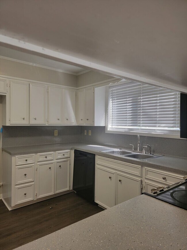 Building Photo - 4 Bedroom 2 bathroom