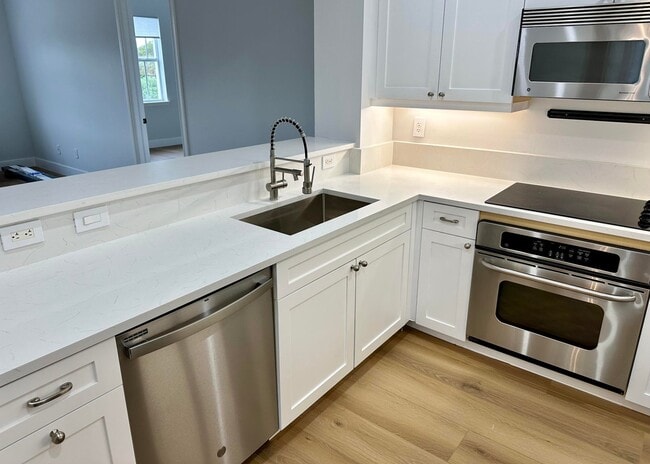 Building Photo - 200 NE 2nd Ave