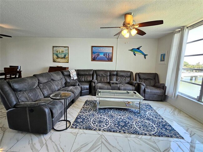 Building Photo - 7425 Bay Island Dr S