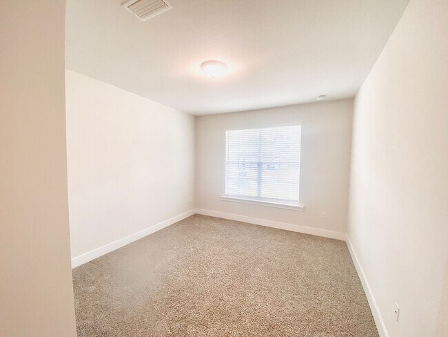 Building Photo - Stunning 4-Bed, 3-Bath Beauty, 2,117 sq. ft. of Pure Comfort and Style!