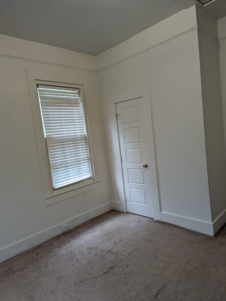 Building Photo - 621 Park Cir