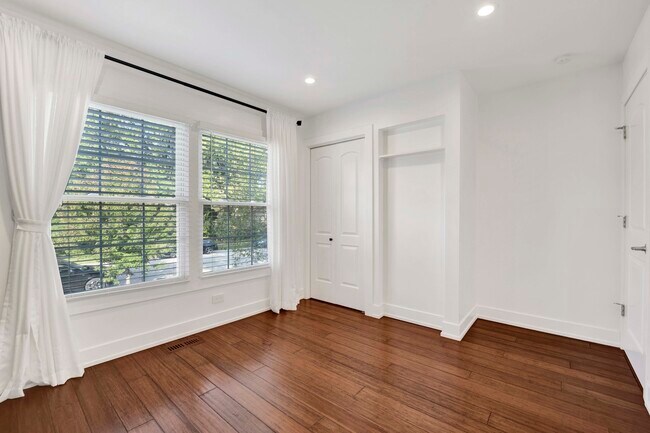 Building Photo - 2627 N Ridge Ave