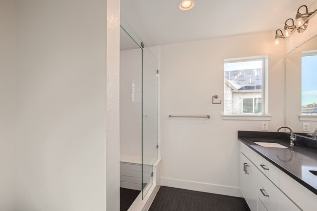 Building Photo - Stylish 3 bed/4 bath Town Home
