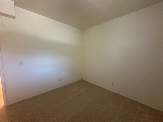 Building Photo - 4004 Farm Hill Blvd