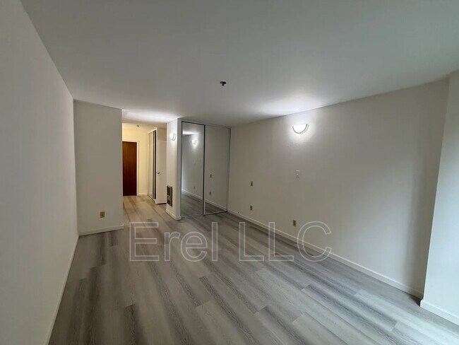 Building Photo - 555 Pierce St