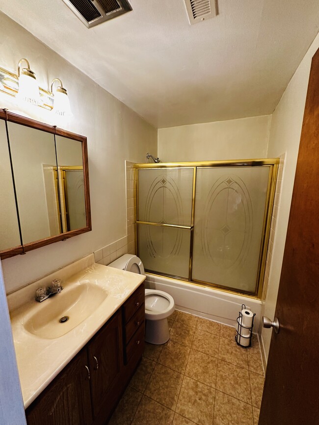 Bathroom with sliding shower door - 601 College Park Dr