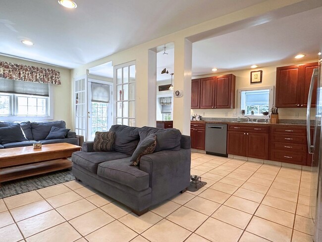 Building Photo - Winter Rental: Available Now-May 31