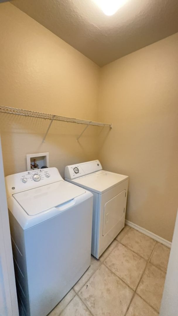 Building Photo - 3 BEDROOM 2 BATH 2 CAR GARAGE CONDO