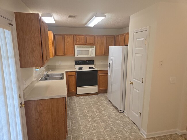 Building Photo - 3 bedroom, 2 bath home in a great area nea...