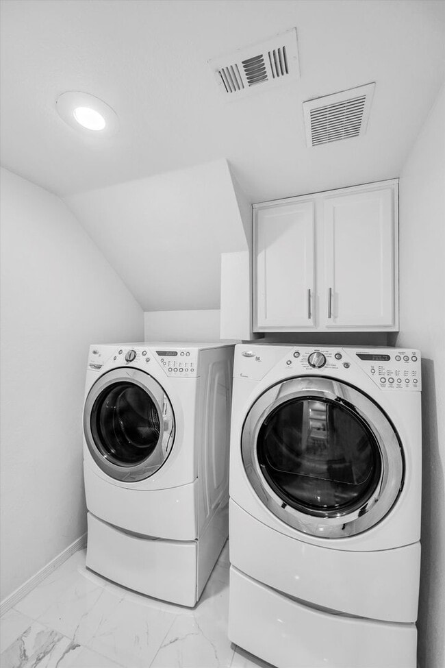 Building Photo - SE!!  Windmill and 215!! Newly remodeled!! All Tile Floors down stairs!! Low Maintenance Desert L...