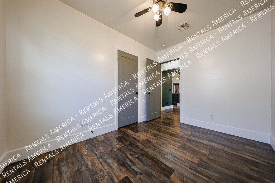 Building Photo - 1310 W Glenrosa Ave