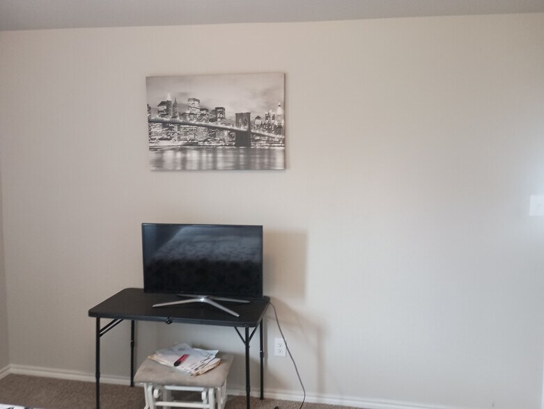 Building Photo - Room in House on Randolph Way