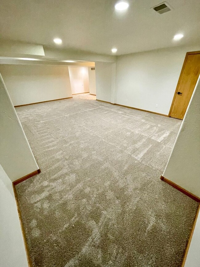 Building Photo - 201 Manor Ct