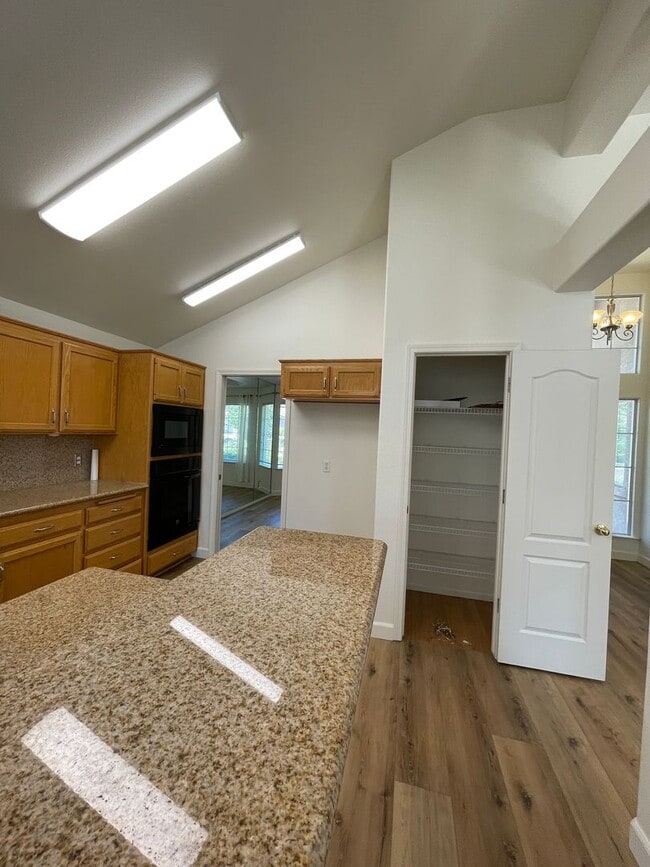 Building Photo - NEWLY LISTED & READY TO DAZZLE!