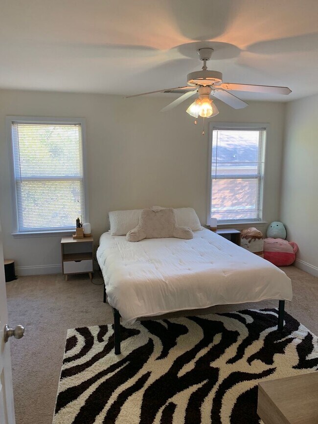 Building Photo - Four Bedroom Near Downtown Available for P...