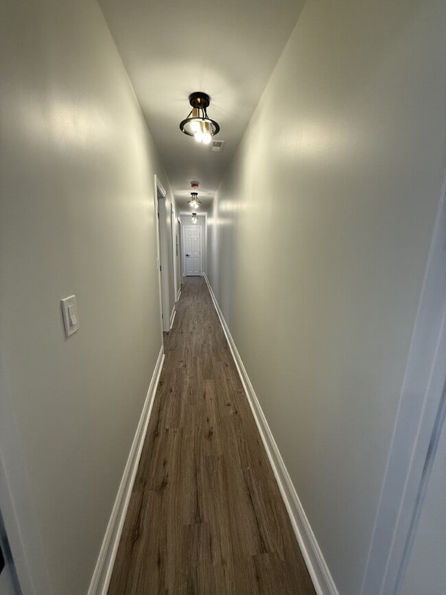 Building Photo - Renovated 2-Bedroom Apartment in Vibrant U...