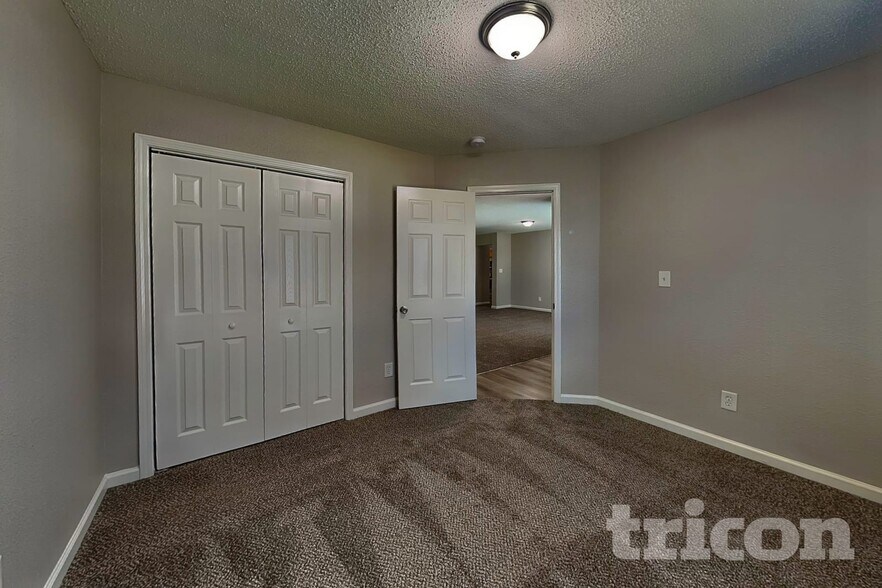 Building Photo - 2880 Lakestream Dr