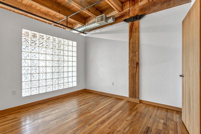Building Photo - 413 N 2nd St