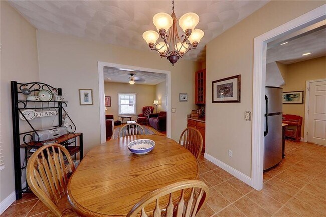 Building Photo - Providence/Elmhurst – Gorgeous Single Fami...