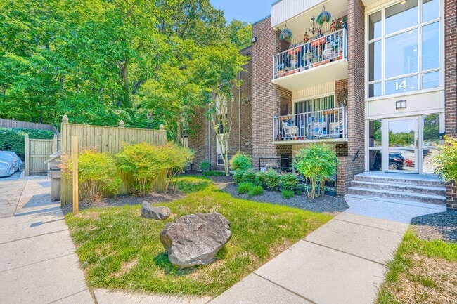 Building Photo - 14 Mountbatten Ct