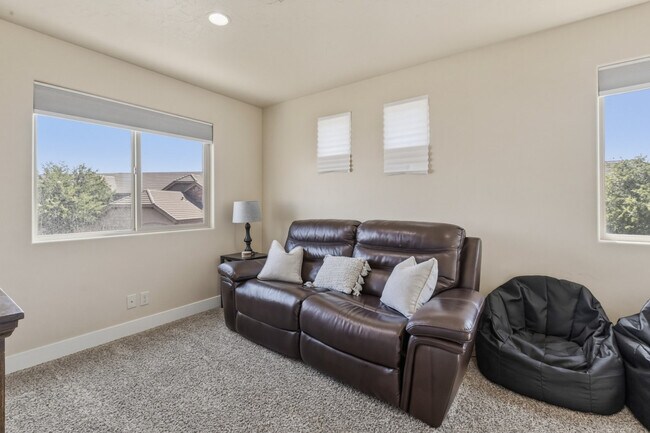 Building Photo - 4221 Torrey Pines Dr