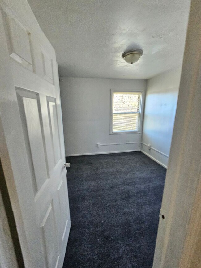 Building Photo - 3 Bedroom For rent ON S Central