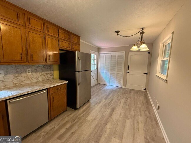 Building Photo - 3155 Oak Dr