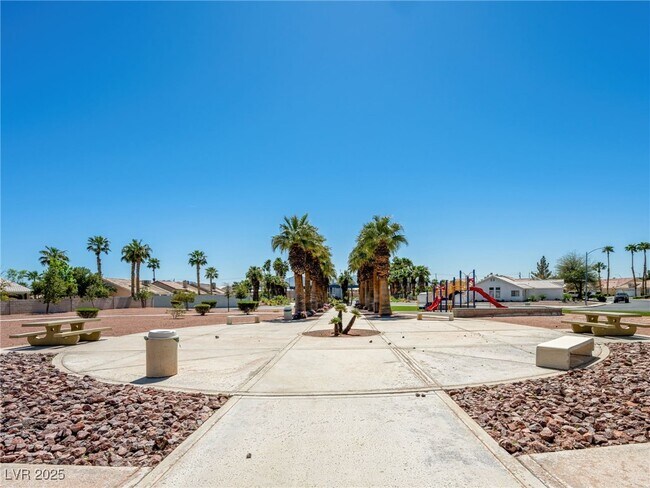 Building Photo - 4749 Califa Dr
