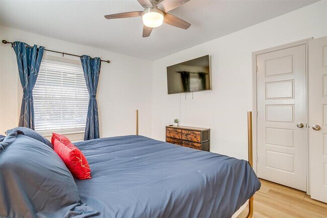 Building Photo - 3820 Calmont Ave