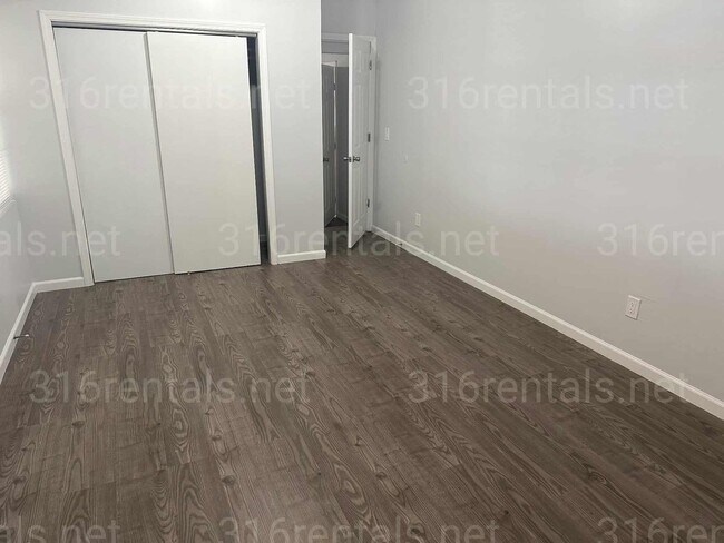 Building Photo - $1200 - 4 bedroom/ 2 bathroom - Single Fam...