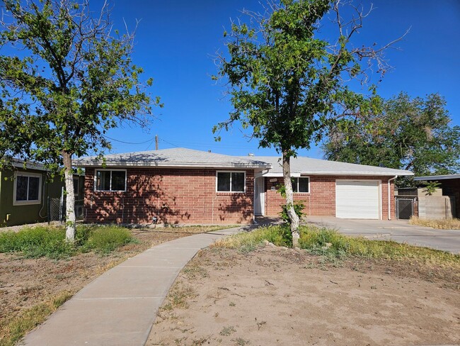 Building Photo - 3 Bedroom / 2 Bath Home with Refrigerated Air & 1-Car Garage 6 Month Lease!