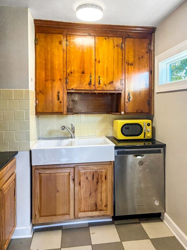 Building Photo - Newly Remodeled 3 Bedroom Home - Northside...