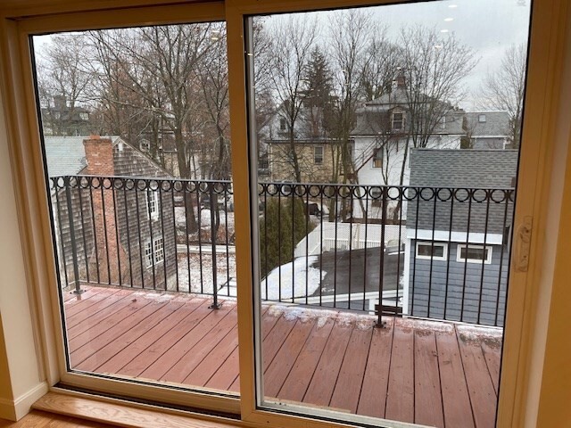 Building Photo - 25 Custer St