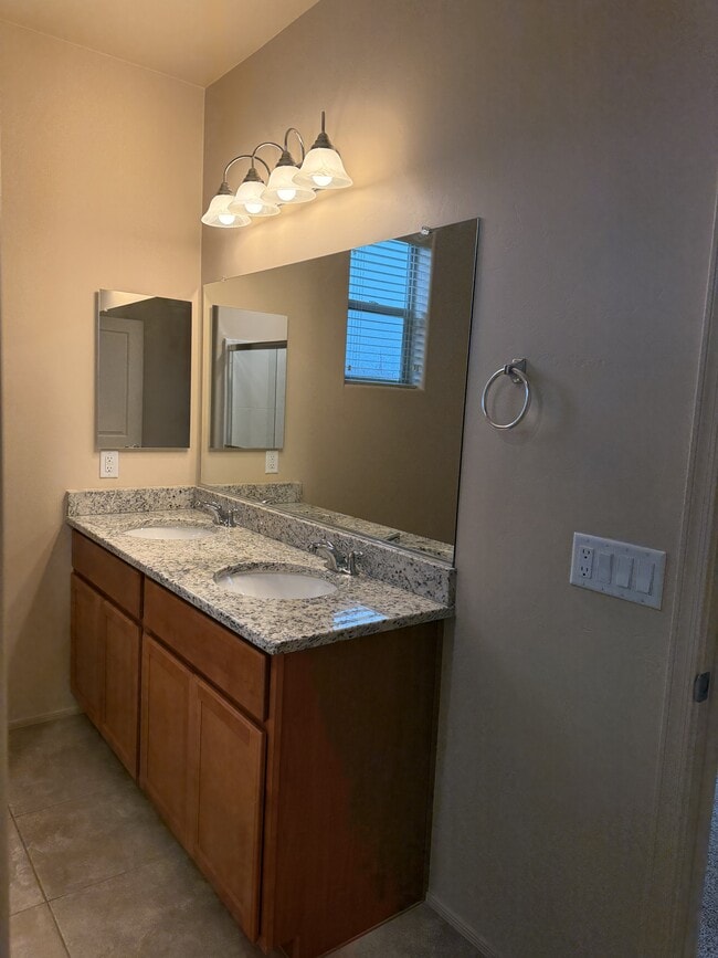 Building Photo - 4239 E Columbus Park Pl