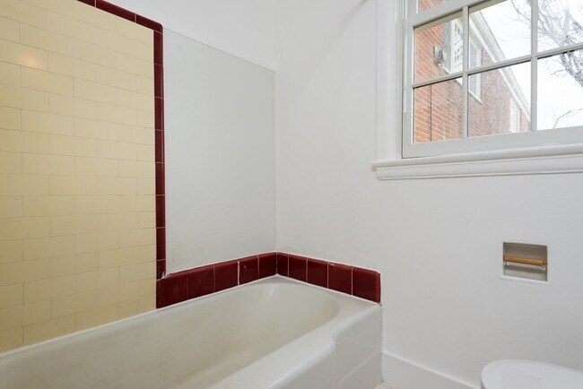 Building Photo - Vintage 2 Bedroom Townhouse