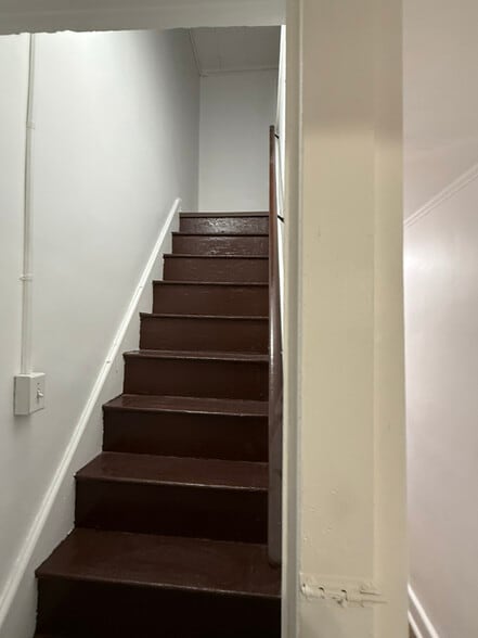 Building Photo - 526-14-1/2 S 14 1/2 St