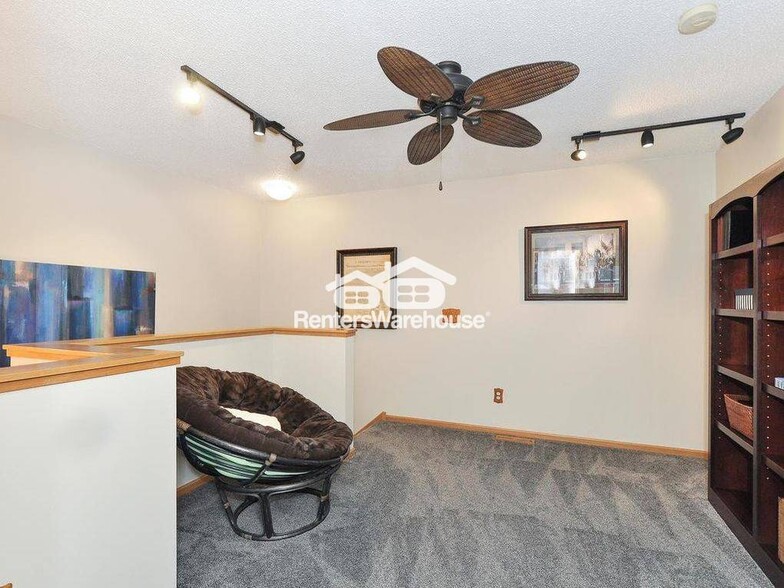 Building Photo - 9585 Queensland Ln N
